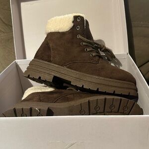 Ladies Chocolate Brown Boot shoe size 4. Marked 5, but really fits a size 4.